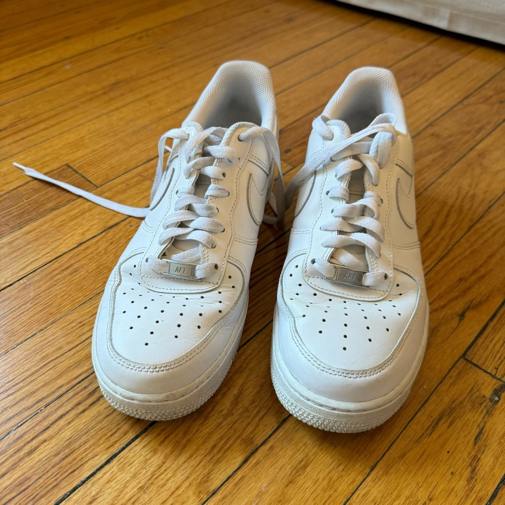 Nikes white Air Force 1